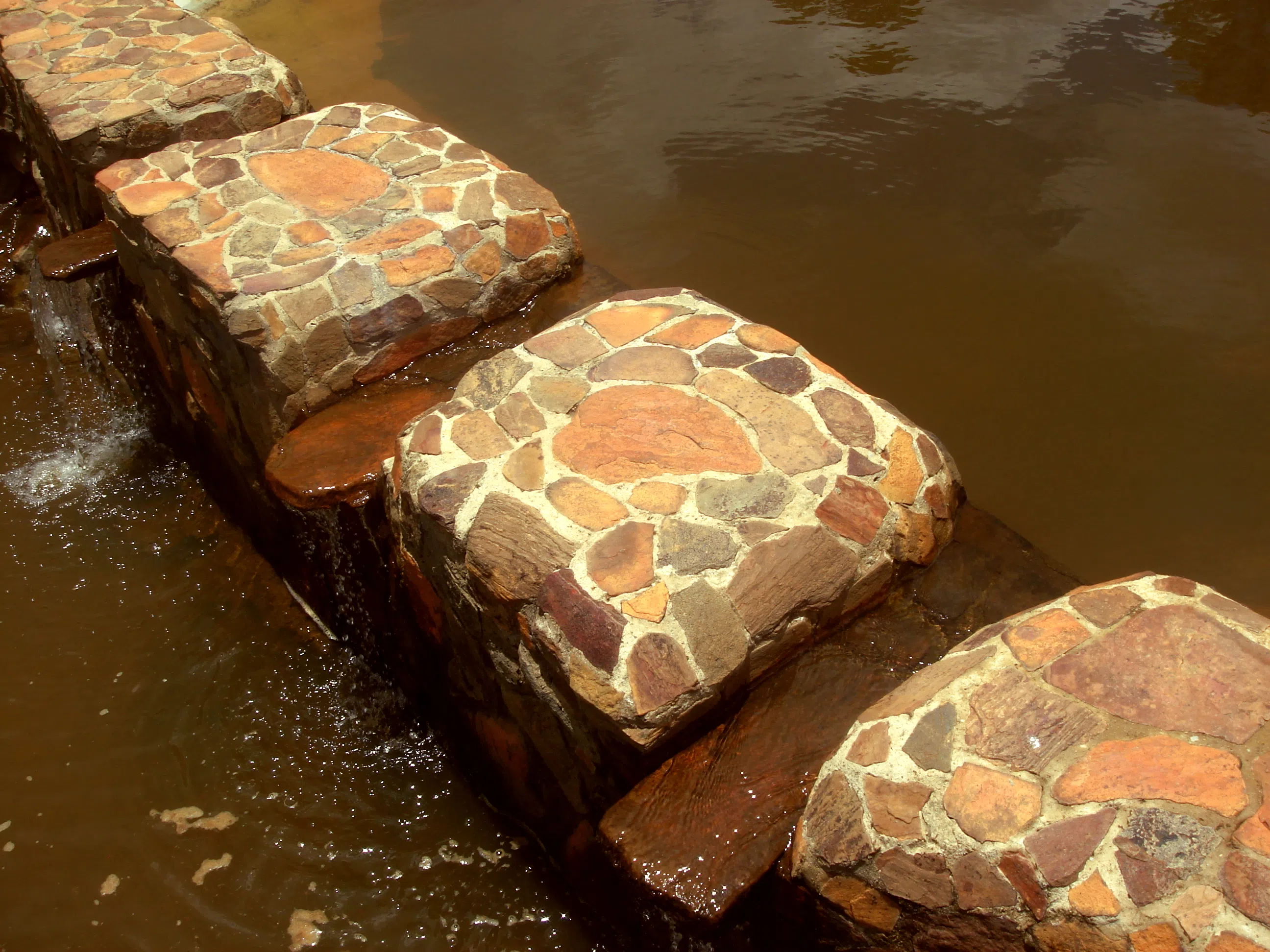 Puente de piedras sobre riachuelo