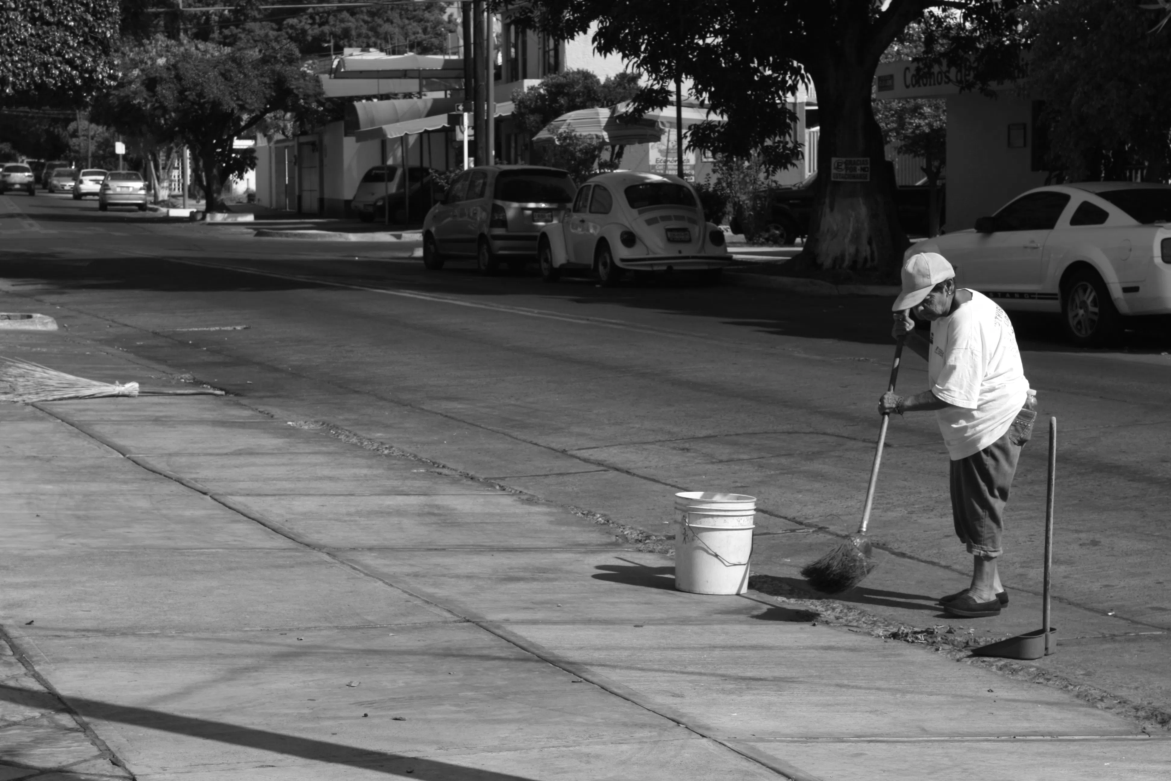 Señora barriendo