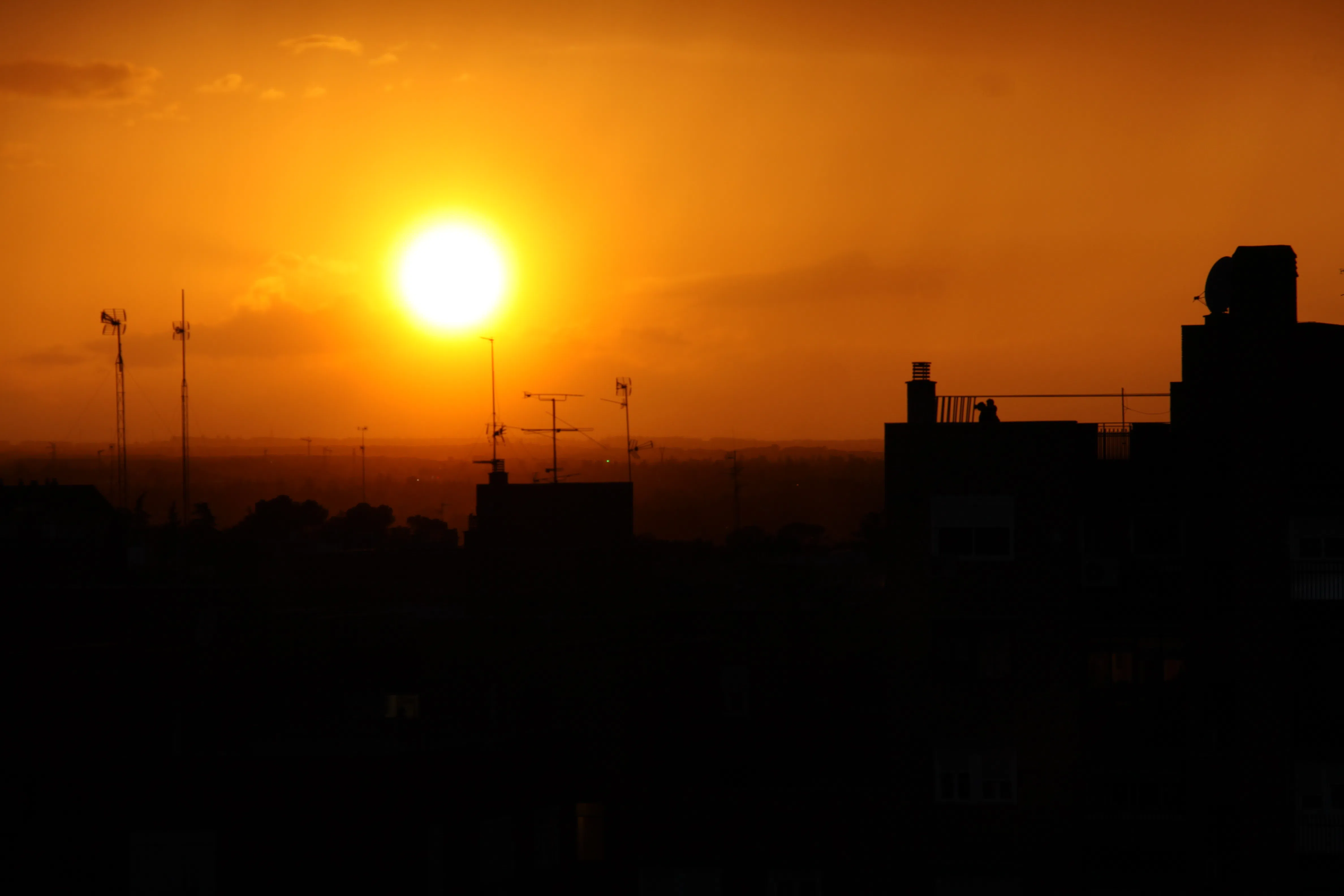 Ocaso amarillo sobre Madrid
